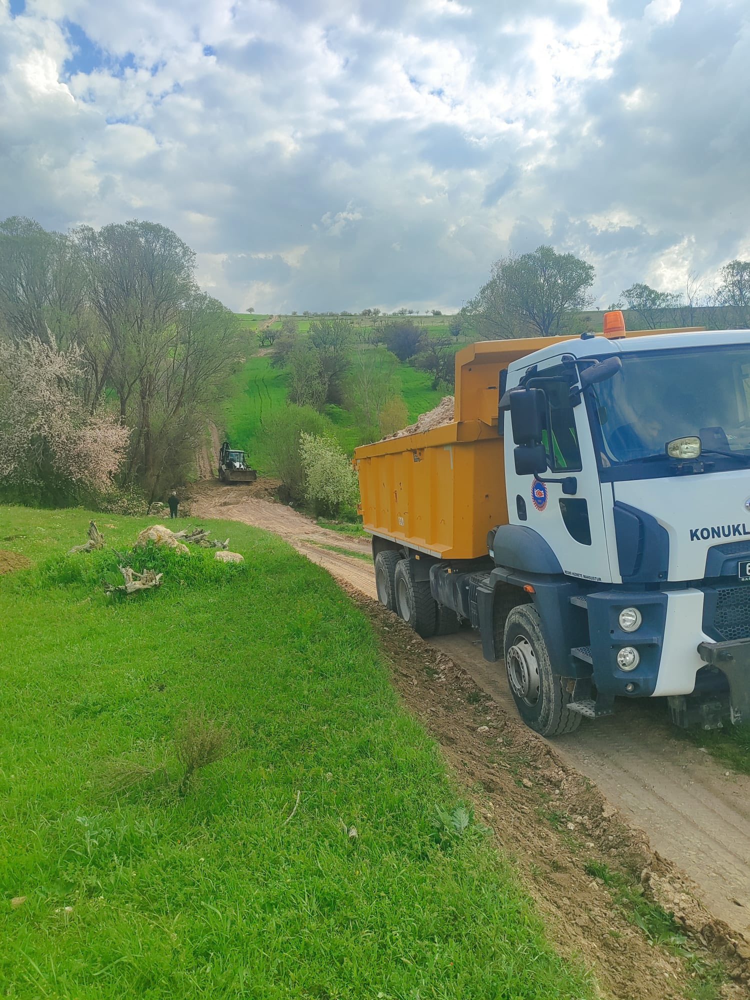 Arazi Yollarında Bakım ve Onarım – Konuklar’da Ulaşım Kesintisiz Devam Ediyor